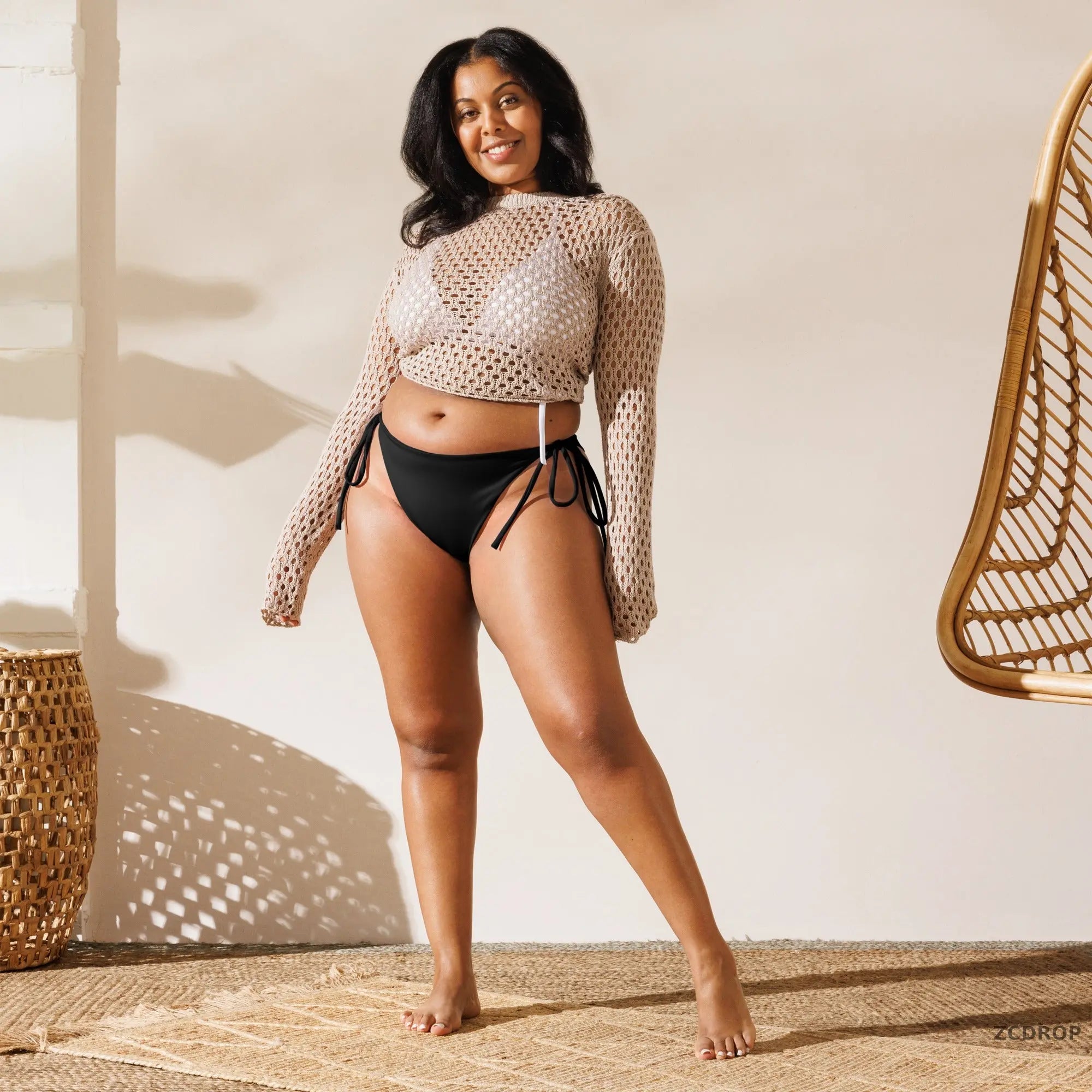 Stylish model showcases the Bas de bikini à cordon recyclé – Détente ensoleillée, perfect for sunny days and ethical fashion.